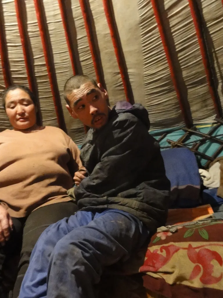 Mevrouw Battsetseg Jijigee en haar zoon Munkhbold