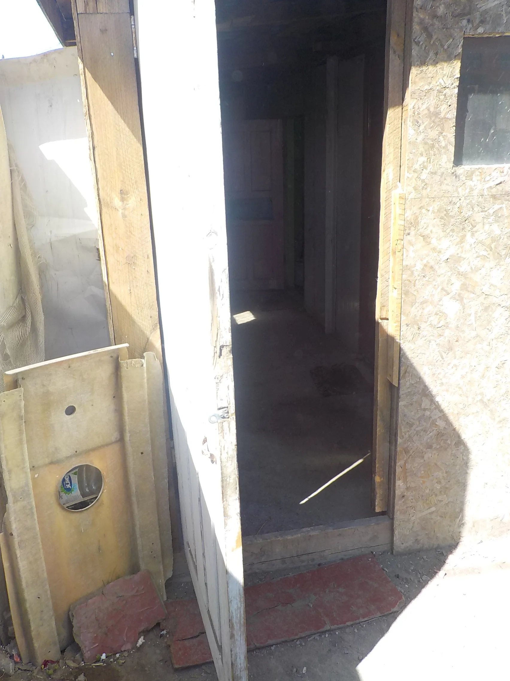 De ingang van de tijdelijke noodwoning