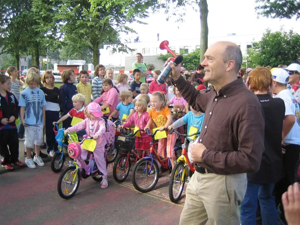 De voorzitter van Stichting Steppekinderen met een gastoeter, klaar om de sponsorloop te starten
