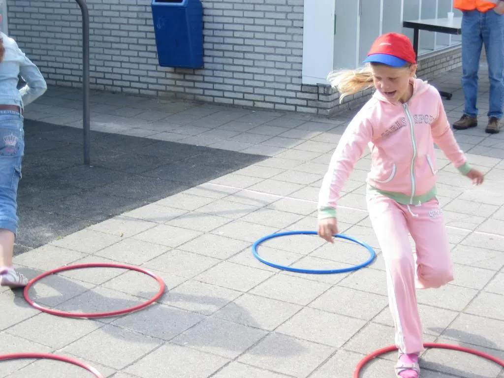 Een leerlinge is met hoepels bezig