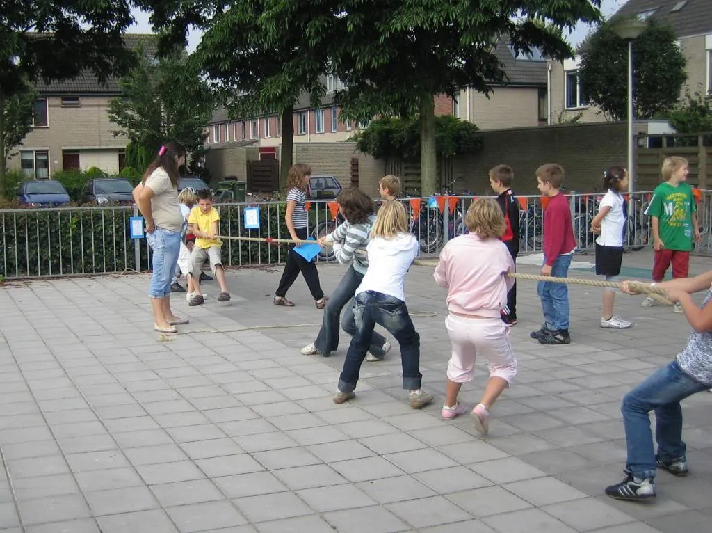 Leerlingen tijdens een touwtrektoernooi