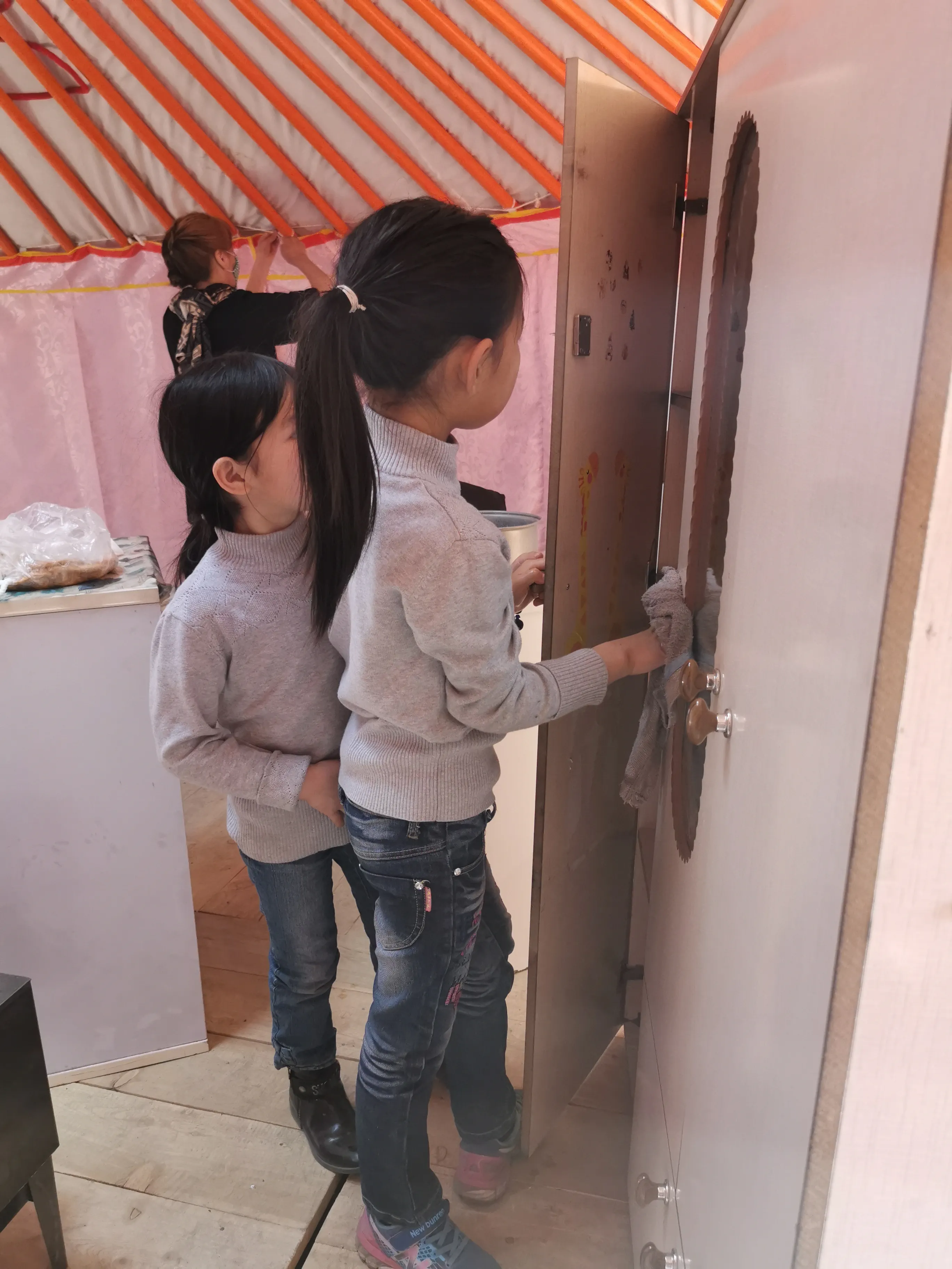 Twee kinderen in de nieuwe woontent