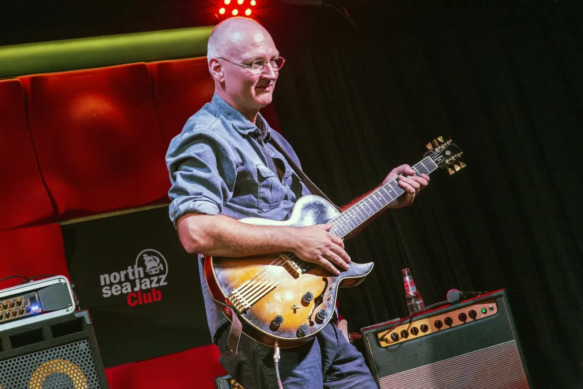 Marnix Busstra op de gitaar