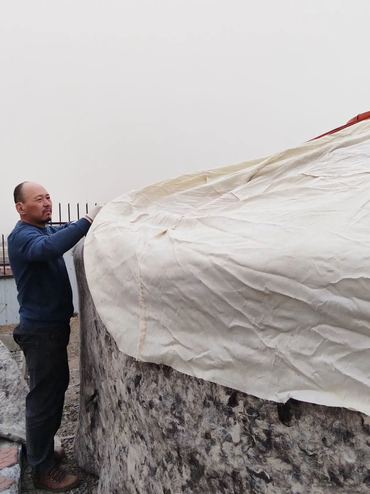 Het aanbrengen van de viltlagen en het tentzeil