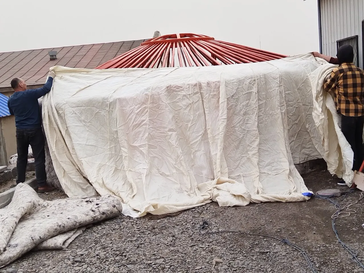 Het bevestigen van het tentzeil