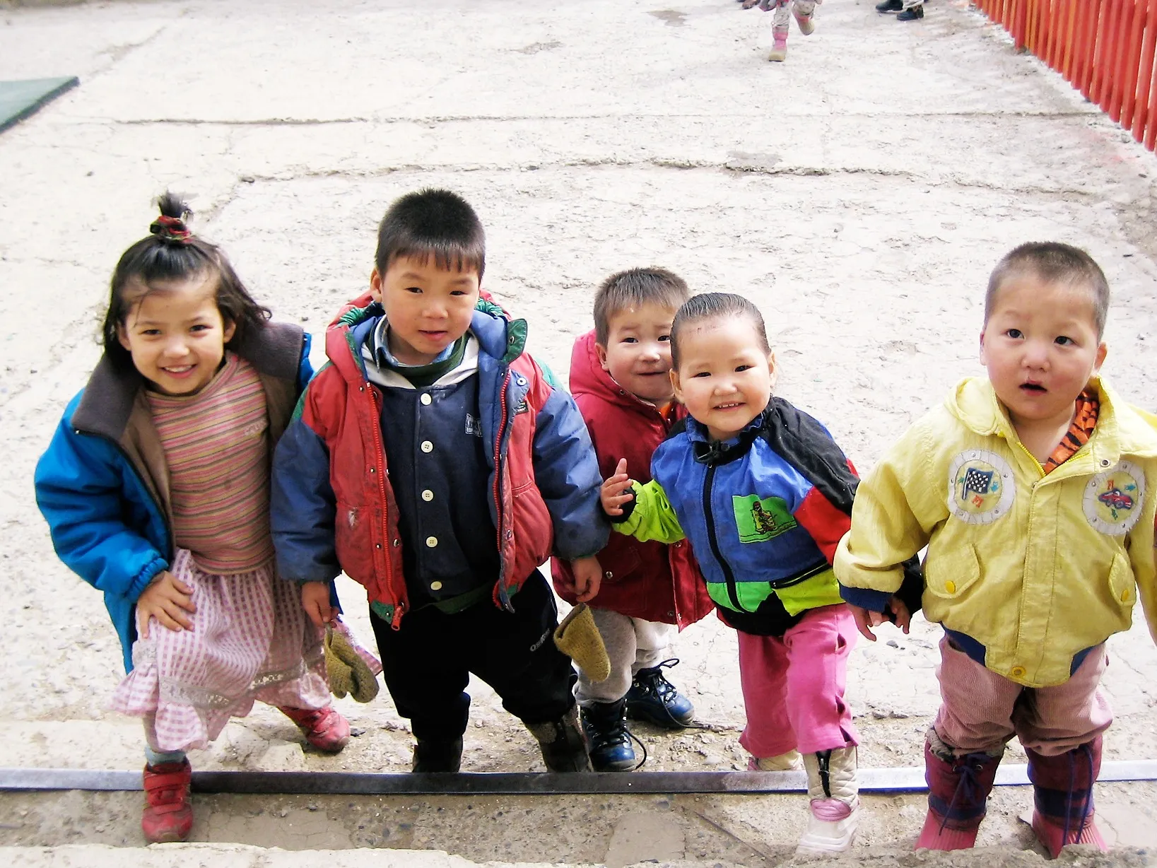 Mongoolse weeskinderen poseren voor de foto
